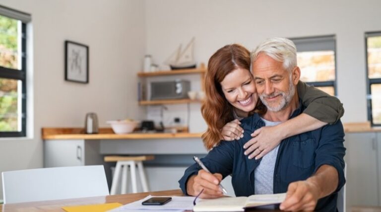 Financial Adviser vs Financial Advisor in Melbourne: Is There a Legal Difference?