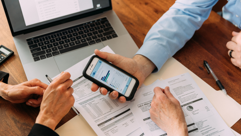Financial Adviser vs Financial Advisor in Melbourne: Is There a Legal Difference?